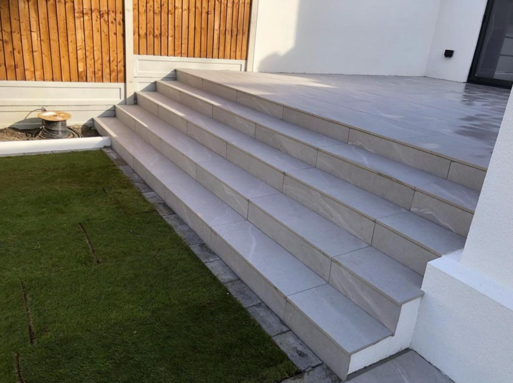 Porcelain Patio & Steps - Paving & Steps project by De Builder & Landscapes